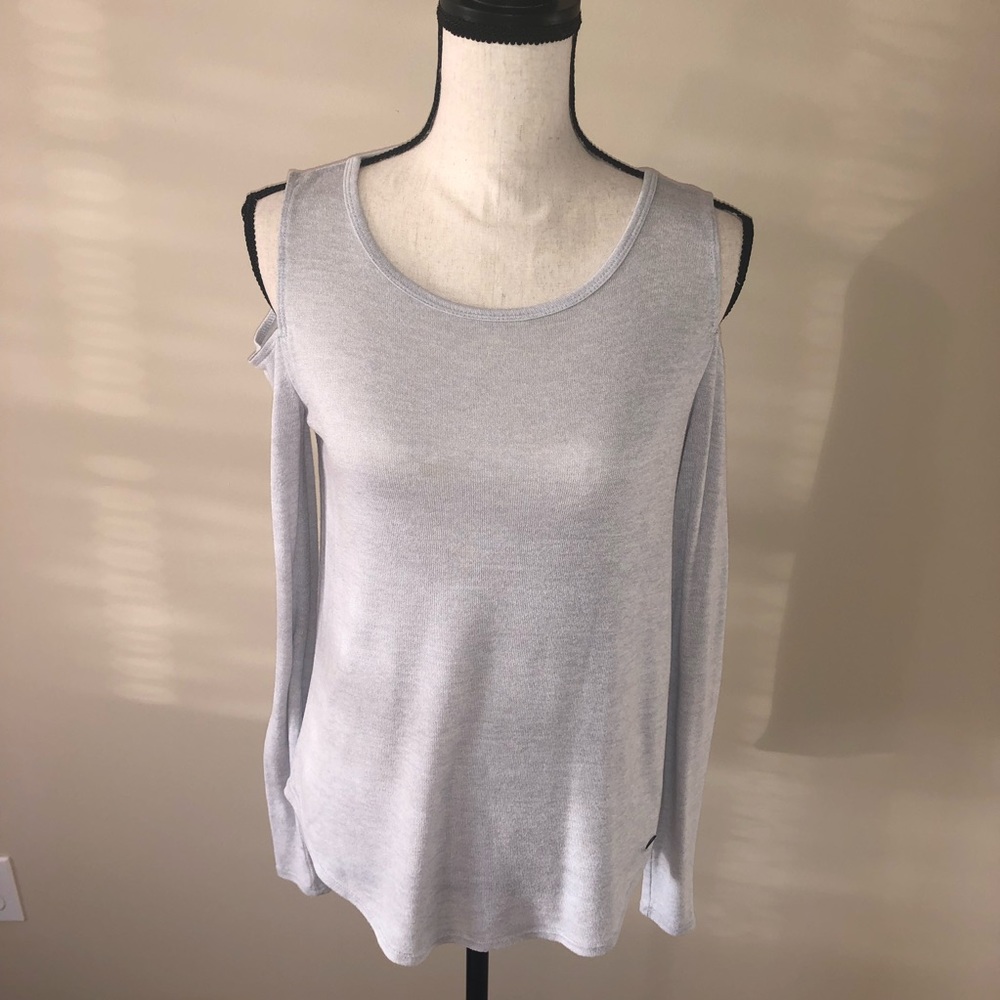 Shoulder cut out shirt ✨